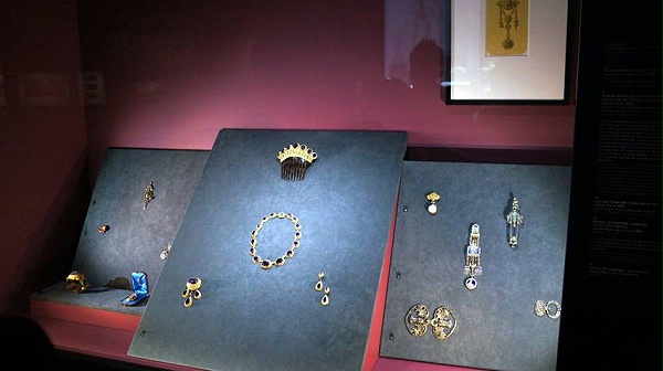 珠宝橱窗道具设计,深圳珠宝道具,首饰道具,首饰包装,珠宝首饰道具